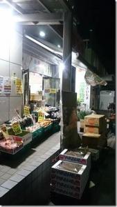 JAのお店の前にかごに入った野菜が並んでいる写真